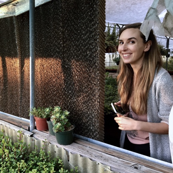 Meet your Posher, Laura - Picture 1 of 2